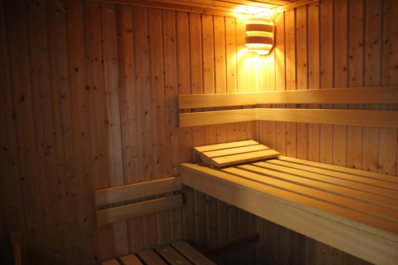 Familiehuis De Betuwe Met Prive Kunstgras Tennisbaan En Sauna Villa Erichem Exterior photo